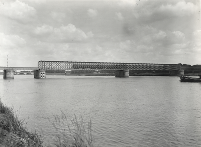 172190 Gezicht op de spoorbrug over de IJssel bij Zwolle.